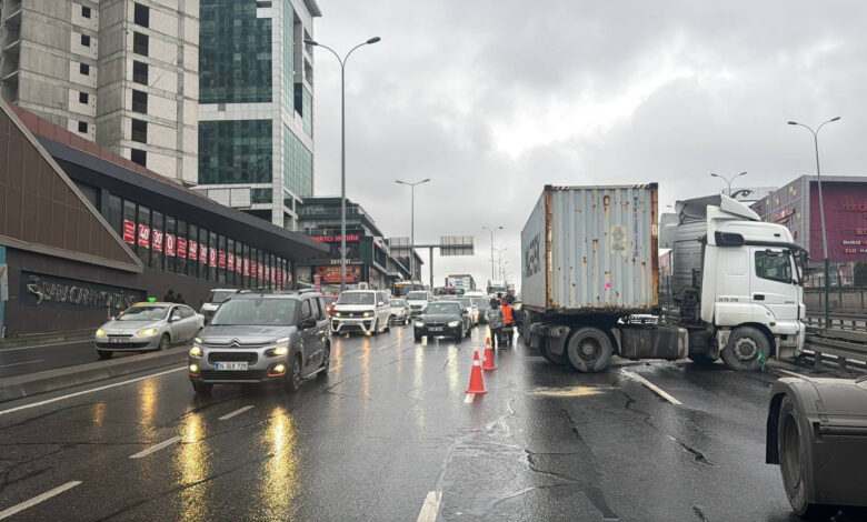 beylikduzunde makas atan tir trafigi karistirdi 1 kisi yaralandi k7cRS4r9