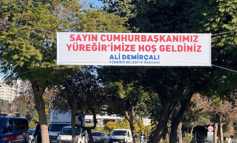 chpli belediye baskani erdogan icin hosgeldiniz cumhurbaskanim pankarti astirdi FvsNiJpB