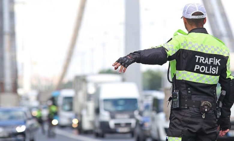 istanbulda akrobatik hareketler yapan motosiklet suruculerine ceza ZTckyKNJ