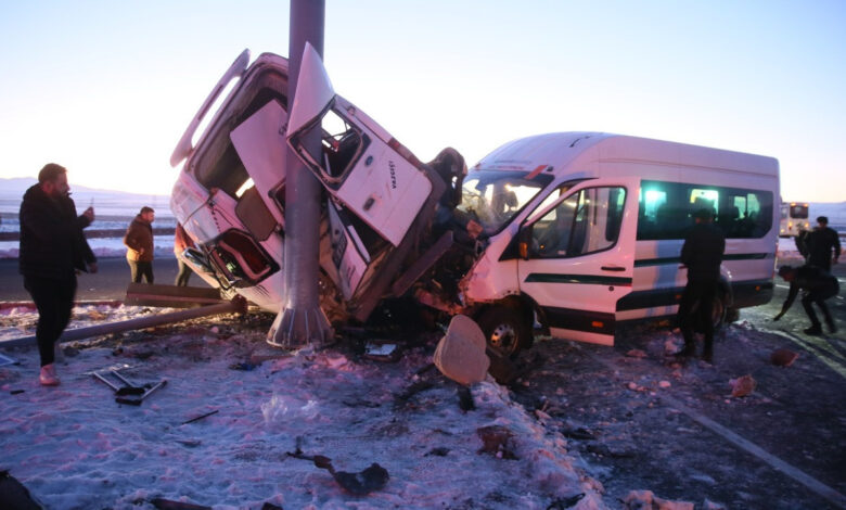 karsta trafik kazasi 1i agir 27 kisi yaralandi GhGbwIEg