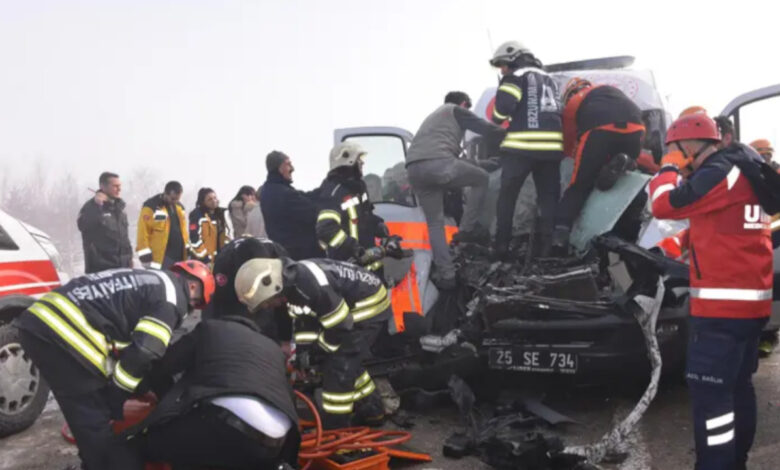 kaza yapan ambulanstaki esine yardima giderken kazada yaralandi QGlsMTa3