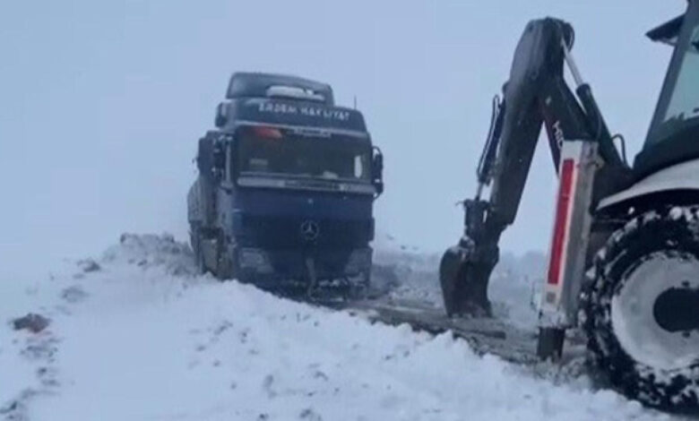 tekirdagda yogun karda mahsur kalan araclari ekipler kurtardi lvupvcfZ