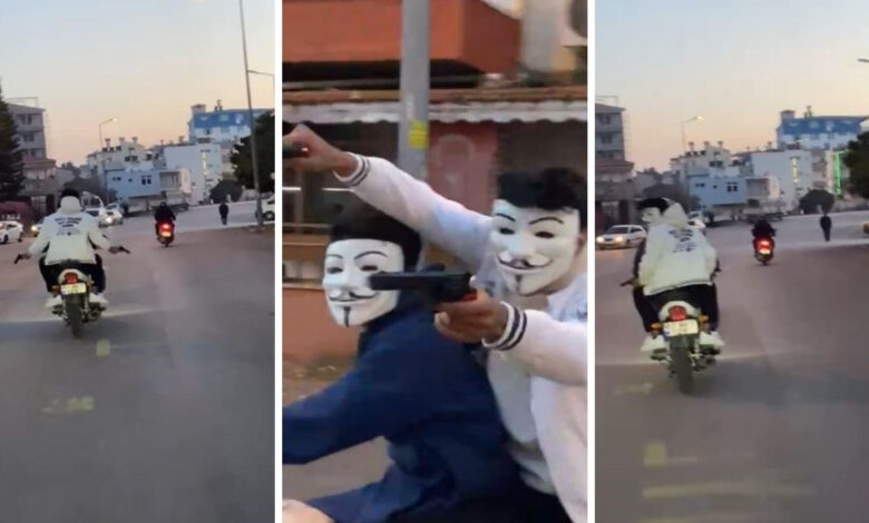 Anonymous maskesi ve oyuncak silahlarla trafiğe çıktılar, gözaltına alındılar 1 anonymous maskesi ve oyuncak silahlarla trafige ciktilar gozaltina alindilar AJmRk71b