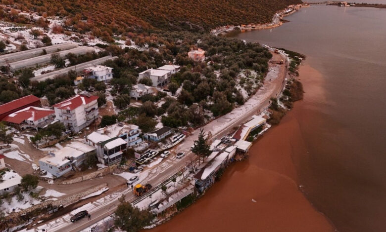 antalya beymeleki sel vurdu seralar su altinda kaldi U9iNVZFr