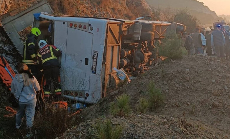 aydinda tur midibusu devrildi 23 kisi yaralandi Ghg6mmwU