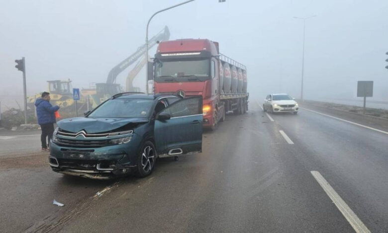 bandirmada tir yogun sis ve kaygan yolda araclara carpti IremlqGU