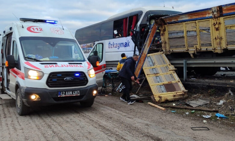 konyada yolcu otobusu kamyona carpti 3 olu 33 yarali 5iH6l9GK