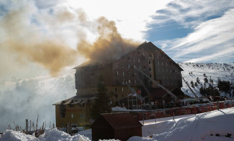 otel yangininda olenlere ve ailelerine hakaret 6 supheliden 2si tutuklandi FzSz8Wvx