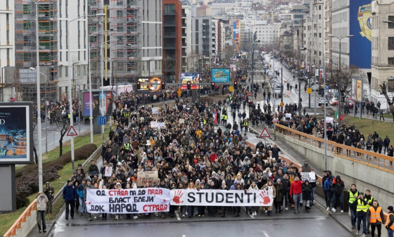 sirbistanda greve giden ogretmenlere ogrencilerden destek UW2bXeUN