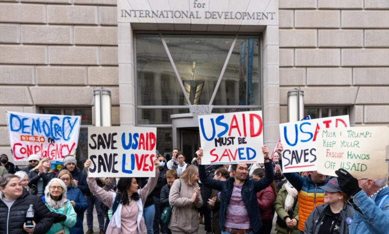 abdde usaid onunde toplanan demokrat partililer elon muski protesto etti HgHnsf2t