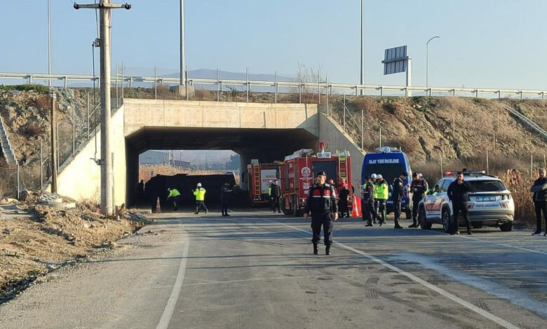 denizlide iscileri tasiyan midibus devrildi 4 kisi hayatini kaybetti fe9ZRFVU