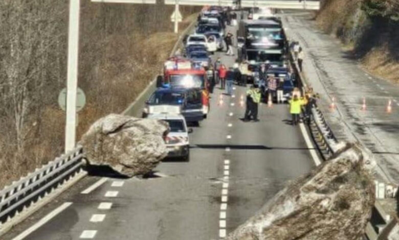 fransada taslar yola dustu 1000den fazla kisi trafikte mahsur kaldi jqN1l7aP