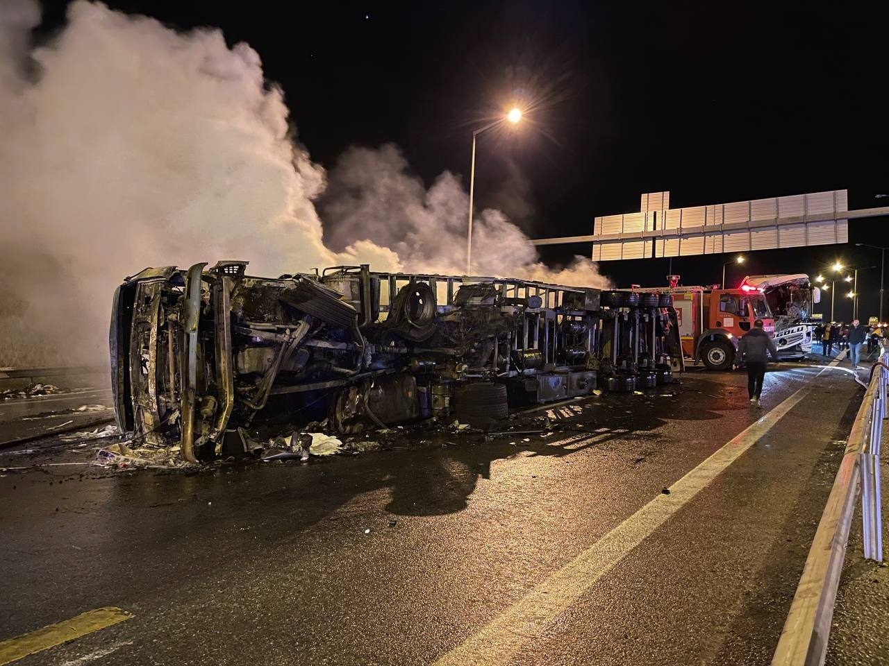 tag otoyolunda tir otobus ve otomobil carpisti 1 olu 19 yarali 0