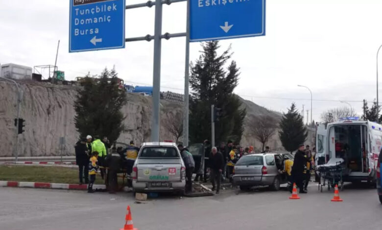 Kütahya'da kaza: Kamyonet ile otomobil çarpıştı 1 kutahyada kaza kamyonet ile otomobil carpisti tlvJM7nD