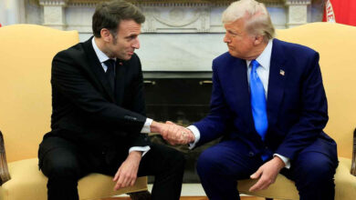 macronun trumpin masasinin kenarina sikismasi gundem oldu zVDV4lAY