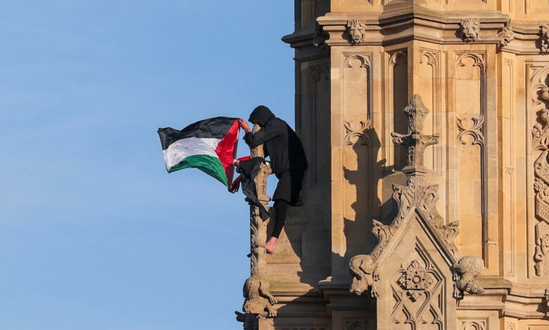 16 saat sonra kuleden indi: Big Ben'e tırmanan eylemci gözaltına alındı 1 16 saat sonra kuleden indi big bene tirmanan eylemci gozaltina alindi jVe5E165