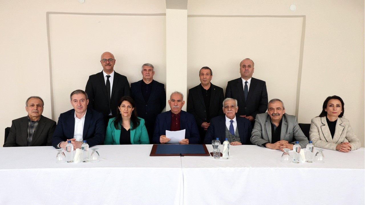 Abdullah Öcalan'dan ilk fotoğraf 2 abdullah ocalandan ilk fotograf 0 NskWbZBk