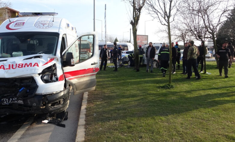Ağır yaralı hamile kadını taşıyan ambulans kaza yaptı: 5 yaralı 1 agir yarali hamile kadini tasiyan ambulans kaza yapti 5 yarali msf5jDrI