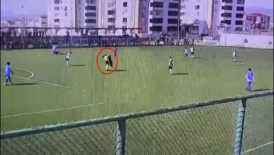 amatorligde kirmizi kart goren futbolcu hakemi yumrukladi PSRPHklR