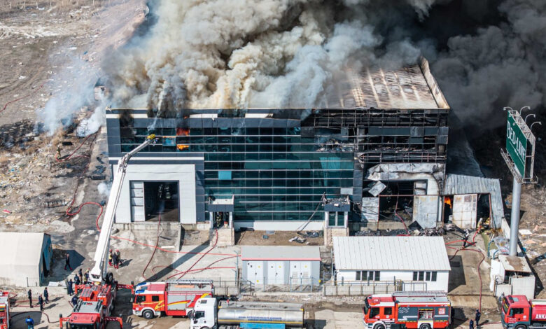 Ankara'da yatak fabrikasında yangın: İşçiler tahliye edildi 1 ankarada yatak fabrikasinda yangin isciler tahliye edildi QYZBdHs3