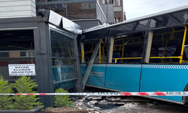 Antalya'da halk otobüsü kafeye daldı: 4 yaralı 1 antalyada halk otobusu kafeye daldi 4 yarali 7iNfyG5L
