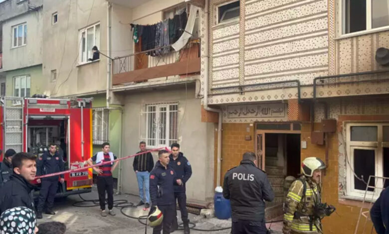 Apartmandaki yangının dumanından etkilenen aile hastaneye kaldırıldı 1 apartmandaki yanginin dumanindan etkilenen aile hastaneye kaldirildi U5lVLybu