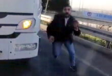 aracina carptigi surucuye tornavida ile saldirdi KjhuLf6Q