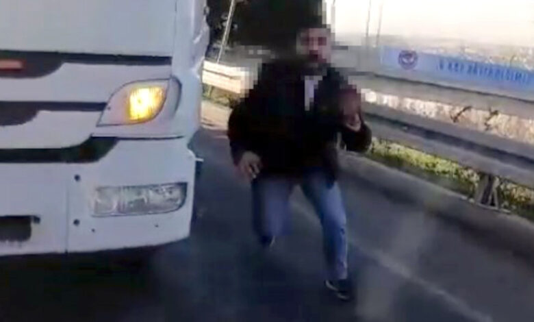 Aracına çarptığı sürücüye tornavida ile saldırdı 1 aracina carptigi surucuye tornavida ile saldirdi KjhuLf6Q