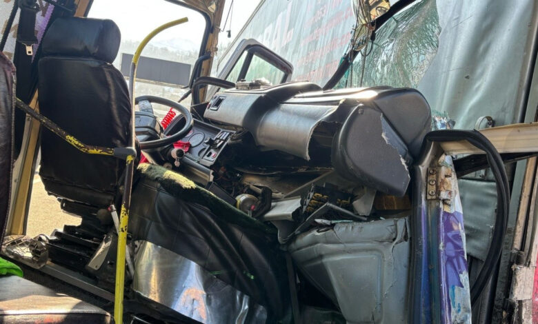Artvin'de minibüs TIR'a çarptı: 12 yaralı 1 artvinde minibus tira carpti 12 yarali 9ndFQnPX