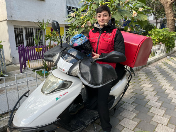 Atanamayan kadın öğretmen, motokurye oldu: ‘Git evinde otur’ diyenlere inat buradayız 2 atanamayan kadin ogretmen motokurye oldu git evinde otur diyenlere inat buradayiz 0