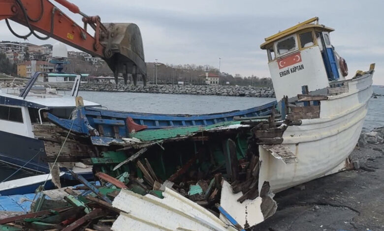 Avcılar Sahili'ndeki batık tekne enkazları kaldırıldı 1 avcilar sahilindeki batik tekne enkazlari kaldirildi W1YJR8Hd