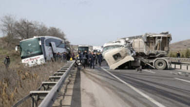 bilecikte tir yolcu otobusune carpti cok sayida yarali var 3kbUnCcJ