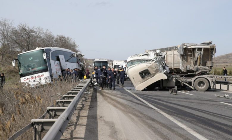 Bilecik'te tır yolcu otobüsüne çarptı, çok sayıda yaralı var 1 bilecikte tir yolcu otobusune carpti cok sayida yarali var 3kbUnCcJ