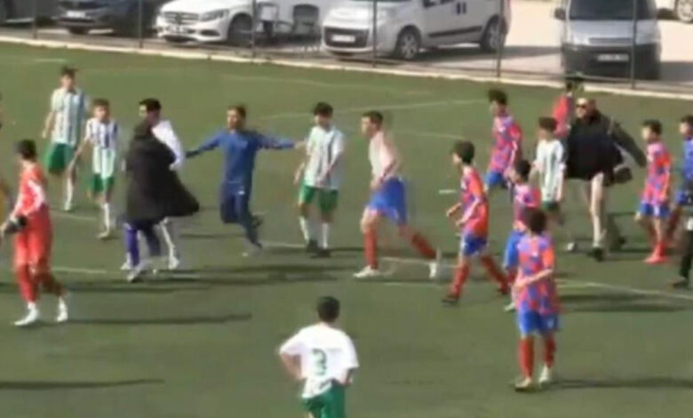 Bitiş düdüğü çaldı, futbolcu, teknik heyet ve taraftarlar kavga etti 1 bitis dudugu caldi futbolcu teknik heyet ve taraftarlar kavga etti MlyxNOYI
