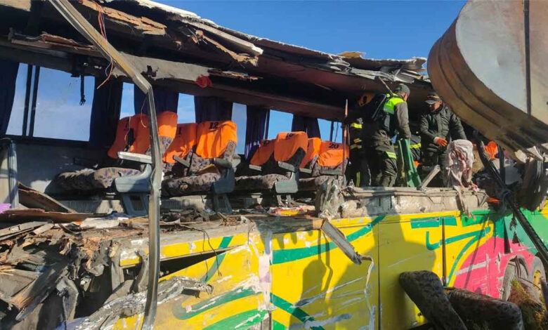 Bolivya'da kamyonun çarptığı otobüs vadiye yuvarlandı: En az 15 ölü 1 bolivyada kamyonun carptigi otobus vadiye yuvarlandi en az 15 olu GbmzNdxZ