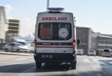 bosandigi kadinin yanindaki erkegin burnunu isirdi z6Td3HAX