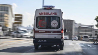 bosandigi kadinin yanindaki erkegin burnunu isirdi z6Td3HAX