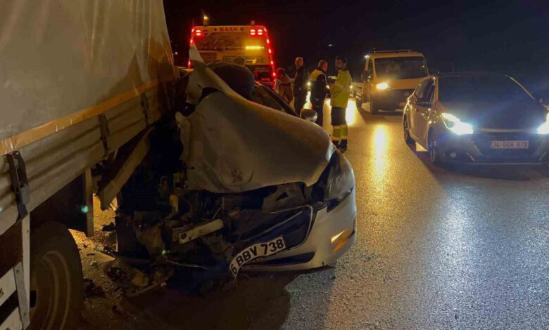 Bursa otobanında trafik kazası: Otomobil kamyona çarptı, 2 yaralı 1 bursa otobaninda trafik kazasi otomobil kamyona carpti 2 yarali IABNqhma