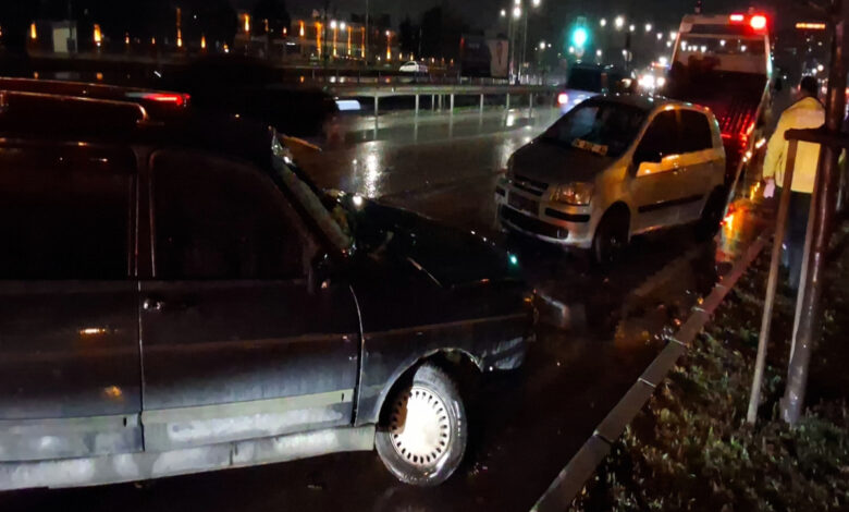 Bursa'da kırmızı ışıkta duran otomobile çarptı: 5 yaralı 1 bursada kirmizi isikta duran otomobile carpti 5 yarali JSZdy1Kj