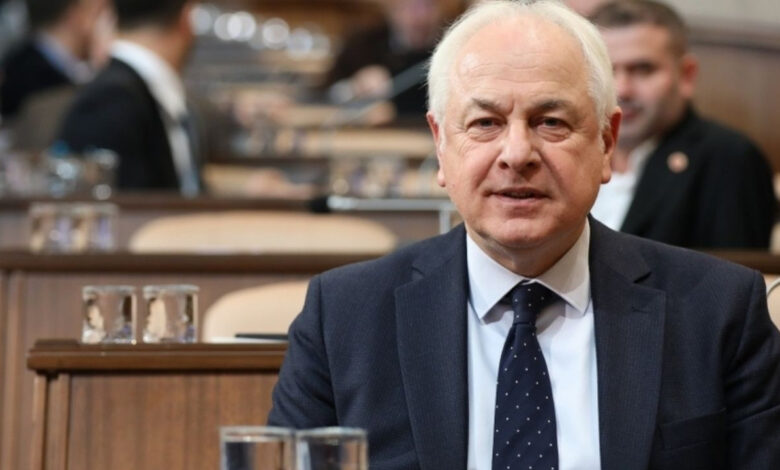 CHP'li belediye başkanlarından Köseler'in gözaltına alınmasına tepki: İtibarsızlaştırma politikası 1 chpli belediye baskanlarindan koselerin gozaltina alinmasina tepki itibarsizlastirma politikasi CtkP7Kdg