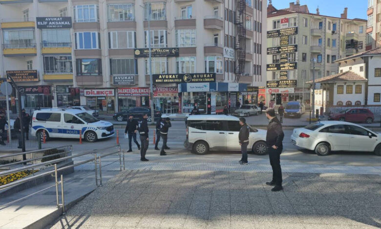 Çorum'da adliye önünde silahlı saldırı zanlısı tutuklandı 1 corumda adliye onunde silahli saldiri zanlisi tutuklandi 64zbekht