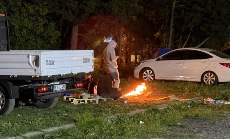 Deprem sonrası İstanbul: Vatandaşlar geceyi sokakta geçirdi 1 deprem sonrasi istanbul vatandaslar geceyi sokakta gecirdi WezlgZaR
