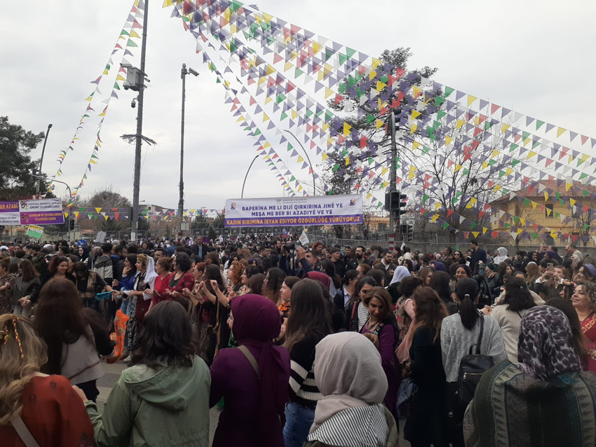 diyarbakirda 8 mart coskusu ozgurluge ve barisa yuruyelim 0 ApDImAWf