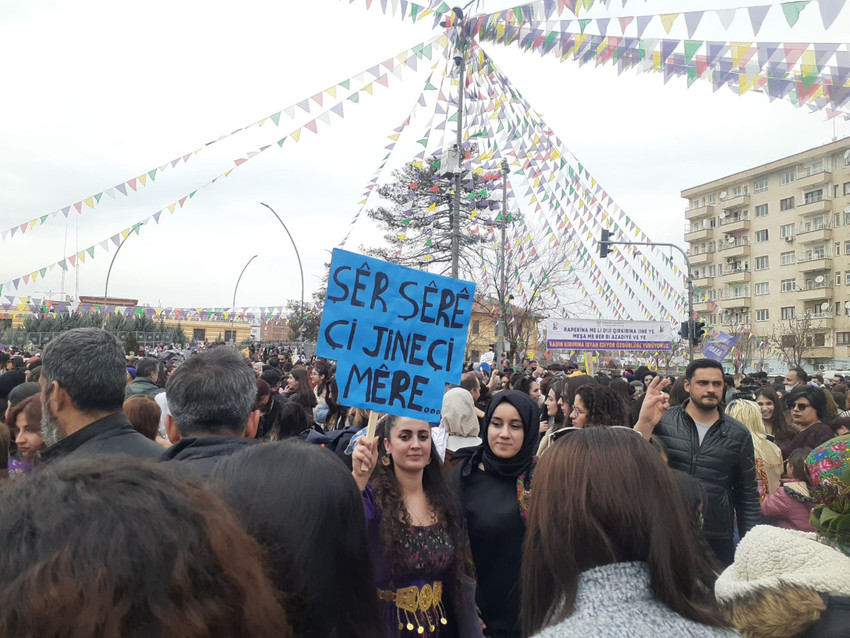 diyarbakirda 8 mart coskusu ozgurluge ve barisa yuruyelim 1 d2O8bTRC