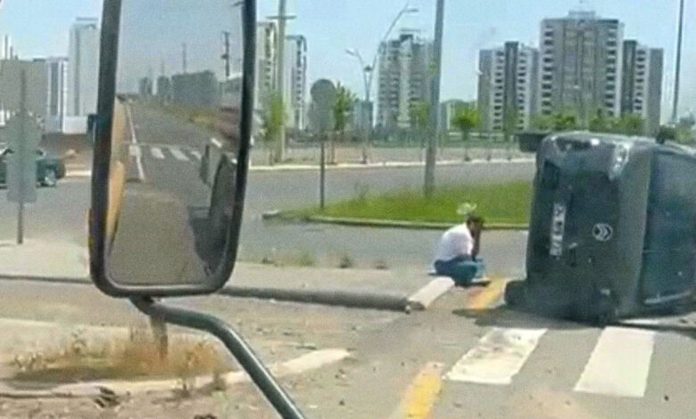 Diyarbakır’da trafik kazası: Sürücü, yan yatan kamyonetinin başında bekledi 1 diyarbakirda trafik kazasi surucu yan yatan kamyonetinin basinda bekledi ERbR3UH3