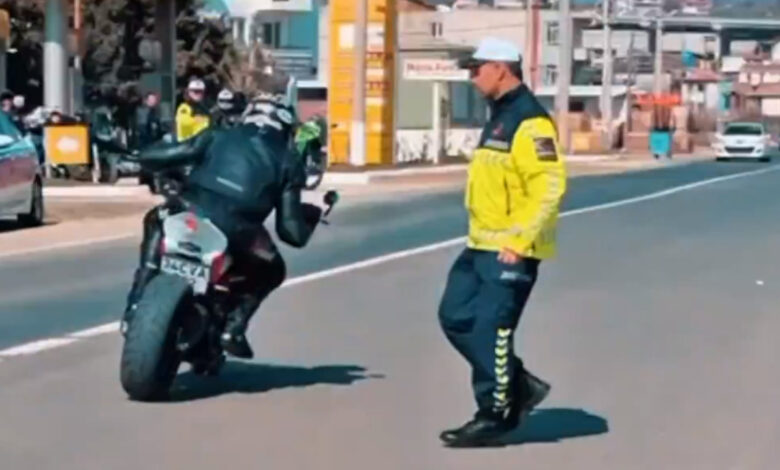 'Dur' ihtarına uymayan motosiklet sürücüsüne soruşturma 1 dur ihtarina uymayan motosiklet surucusune sorusturma 2YEFUmDr