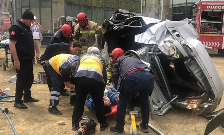 Düzce’de feci kaza: 20 metreden otoparka düşen otomobilde 2 kişi ağır yaralandı 1 duzcede feci kaza 20 metreden otoparka dusen otomobilde 2 kisi agir yaralandi dWWH7MnB