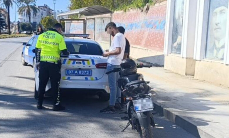 Ehliyetsiz sürücü ağabeyinin kimliğiyle uygulamayı atlatmak istedi 1 ehliyetsiz surucu agabeyinin kimligiyle uygulamayi atlatmak istedi 9feqvcPn