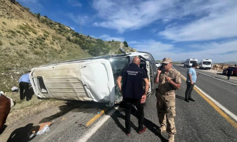 Elazığ Palu’da minibüs takla attı: 3’ü ağır 7 yaralı 1 elazig paluda minibus takla atti 3u agir 7 yarali 4hDgEFXd