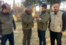 elazigda kirsal alanda gezerken yolda makak maymunu buldu Om17Z8xq